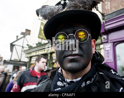 Un elemento di testa Wolfs e Vixen Border Morris presso il Festival spazia in Rochester Kent Foto Stock