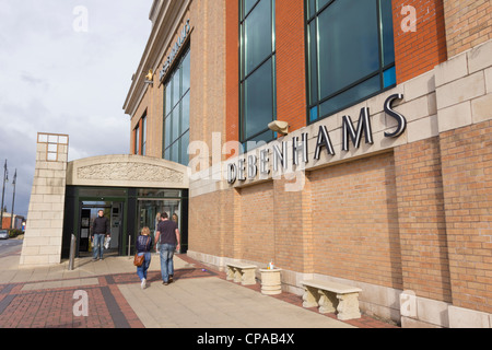 Segno Debenhams adiacente all'ingresso al di fuori del reparto store presso il Trafford Centre near Manchester. Foto Stock