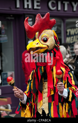 Un uomo vestito come un galletto al Festival spazia in Rochester Kent Foto Stock