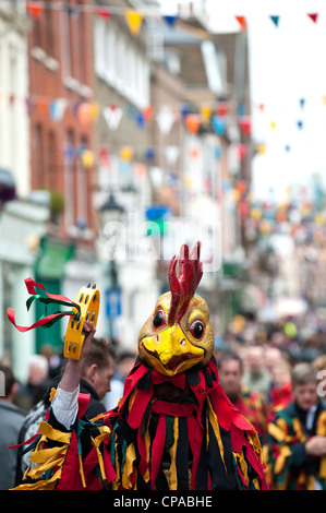 Un uomo vestito come un galletto al Festival spazia in Rochester Kent Foto Stock