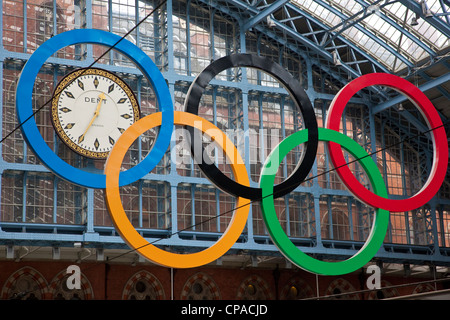 Giant set di anelli olimpici alla stazione di St Pancras, central London, Regno Unito Foto Stock