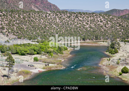 Green River a foro piccolo, Utah, sotto Flaming Gorge Dam, barca rampa con una zattera e fisherman, molla con freschi colori verde Foto Stock