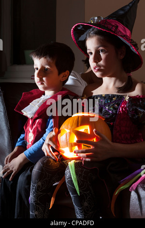 Kids vestite per la festa di Halloween Foto Stock