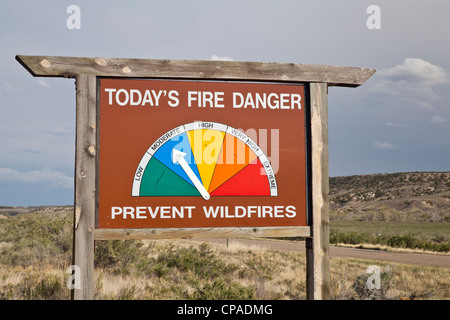 Pericolo di incendio a bordo strada segno di avvertimento nel nord-ovest del Colorado che mostra un moderato Foto Stock