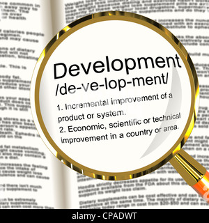 Definizione di sviluppo alla lente di ingrandimento mostra la crescita di miglioramento o di avanzamento Foto Stock