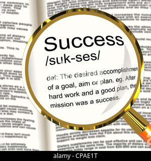 Definizione di successo alla lente di ingrandimento mostra risultati o il raggiungimento della ricchezza Foto Stock