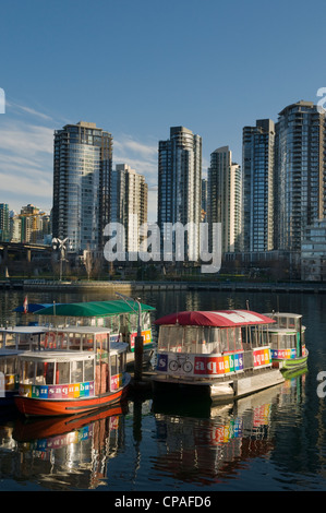 Aquabus ferry in False Creek davanti di condomini di Yaletown nel centro cittadino di Vancouver British Columbia Canada. Foto Stock