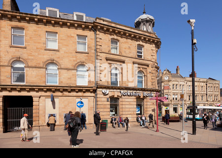 Vecchi edifici in pietra all'angolo di pelatura Square e Eldon Street, Barnsley, South Yorkshire, Inghilterra Foto Stock