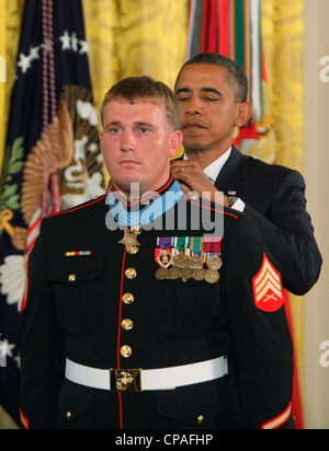 Il presidente Barack Obama presenta la medaglia d'onore di ex active duty Marine Corp Caporale Dakota Meye Foto Stock