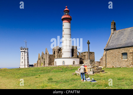 Faro, stazione di segnale e rovinato abbey sul promontorio di Pointe Saint-Mathieu in Bretagna, Francia Foto Stock