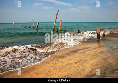 Pilastri da un vecchio molo stand in mare Foto Stock