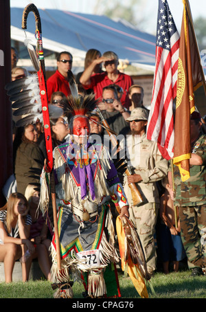 Stati Uniti d'America, Idaho, Fort Hall. I partecipanti al Grand Entry apertura di un powwow tenutasi durante l'annuale Festival Shoshone-Bannock Foto Stock