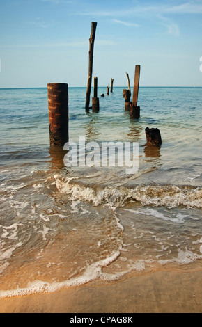 Pilastri da un vecchio molo stand in mare Foto Stock