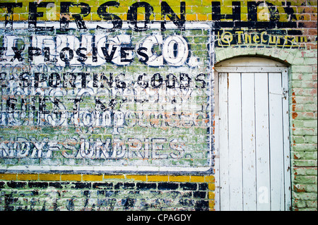 Colorata a mano murale dipinto sul lato di un antico edificio nel centro storico cittadino, la piccola cittadina di salida, Colorado Foto Stock