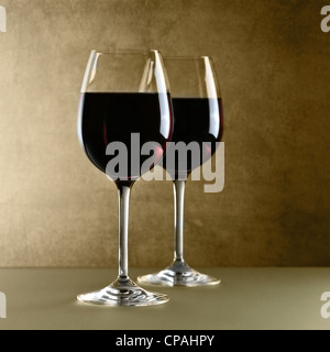 Bicchieri da Vino rosso contro del vecchio muro. Foto Stock