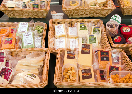 Selezione di formaggi in vendita presso Stokesley Farmers Market, Stokesley, North Yorkshire, Inghilterra, Regno Unito Foto Stock