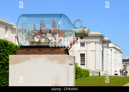 Modello d'arte della nave della Vittoria di Nelson in una bottiglia artista Yinka Shonimbare artwork National Maritime Museum Beyond Greenwich Park South London England UK Foto Stock