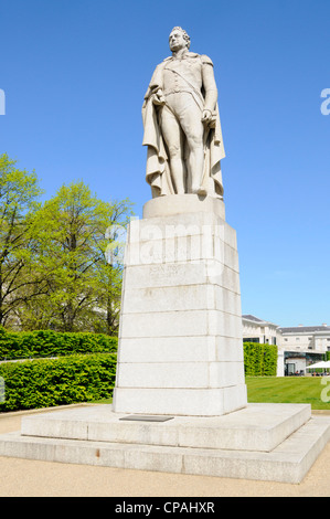 Storica statua del re Guglielmo IV all'entrata del parco de Greenwich con il Museo Marittimo Nazionale al di là di Greenwich Londra Inghilterra REGNO UNITO Foto Stock