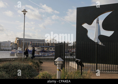 La Shard, in Europa l'edificio più alto che si vede attraverso il Tamigi da Wapping in Londra, Regno Unito Foto Stock