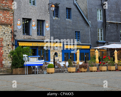 Lo storico villaggio di pescatori di Honfleur, Francia. Ristoranti sul molo del vecchio porto di pesca in Normandia. Foto Stock