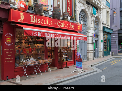 Honfleur negozio di vendita di prodotti locali, Calvados, e sidri Foto Stock