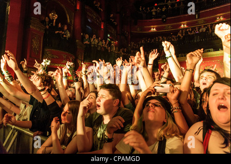 La folla durante il primo numero come Twin Atlantic giocare KoKo di Camden Town, Londra il 17 aprile 2012. . Foto di Julie Edwards Foto Stock