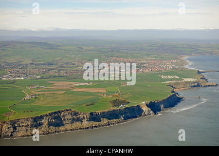 Vista aerea della scogliera che guarda verso Whitby Yorkshire Regno Unito Foto Stock