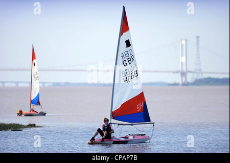 La mancanza di vento porta a porre fine a una regata sul fiume Severn con il primo Severn Bridge più vicina e seconda Severn crossing in Foto Stock