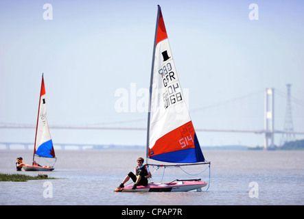 La mancanza di vento porta a porre fine a una regata sul fiume Severn con il primo Severn Bridge più vicina e seconda Severn crossing in Foto Stock