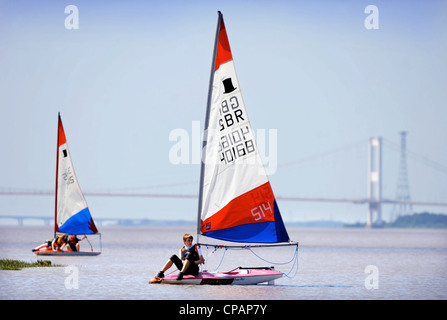 La mancanza di vento porta a porre fine a una regata sul fiume Severn con il primo Severn Bridge più vicina e seconda Severn crossing in Foto Stock