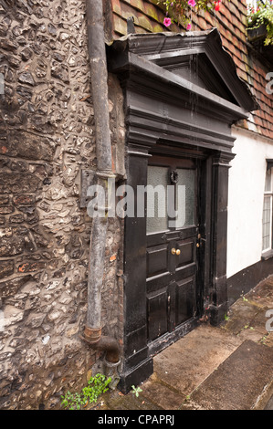 17 medievale secolo street e ingresso alla cornice di legno reso casa con porta in legno di quercia e tubazioni di piombo con indicatore di soglia di pietra Foto Stock