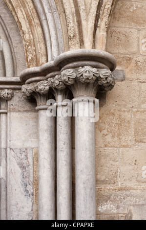 Stone Mason dettagli le sculture in pietra Purbeck presso la cattedrale di Salisbury Foto Stock