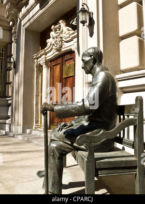 Statua di Lech Kaczynski di fronte al Consolato Generale Polacco a Murray Hill, New York, USA Foto Stock