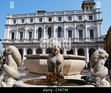 Venetian fontana Contarini, biblioteca pubblica Palace in background, piazza vecchia, Bergamo, Lombardia, Italia Foto Stock