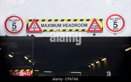 Altezza segno di avvertimento per veicoli che viaggiano sotto il tunnel di bassa Foto Stock