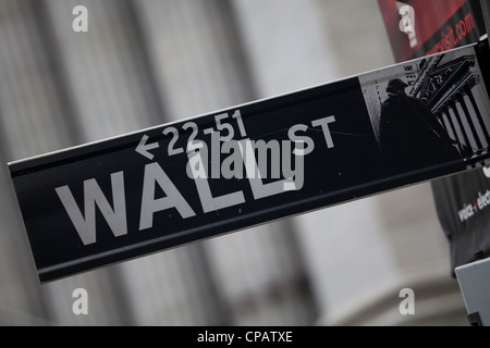 Wall Street segno nella parte anteriore della Borsa di New York a Manhattan, New York City Foto Stock