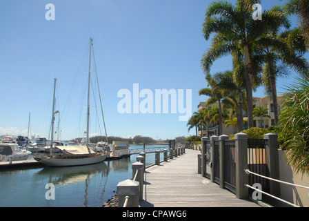 Il Boardwalk a Southport's spiedo con barche ancorate al Marina Mirage Foto Stock