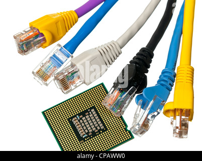 Macro shot di tappi su cavi CAT5e di molti colori isolati contro uno sfondo bianco sulla parte superiore esposta di chip della CPU Foto Stock