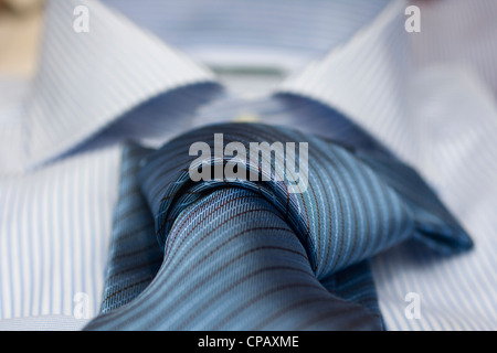 Foto di strisce di cravatta sulla camicia Foto Stock