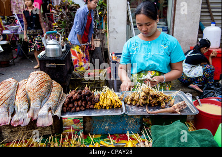 Venditore di pesce a Yangon, Myanmar Foto Stock