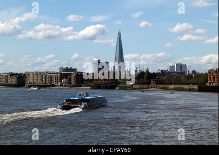 Vista del coccio e ragazzi Torre,dall'Thames Path, Limehouse, Londra Foto Stock