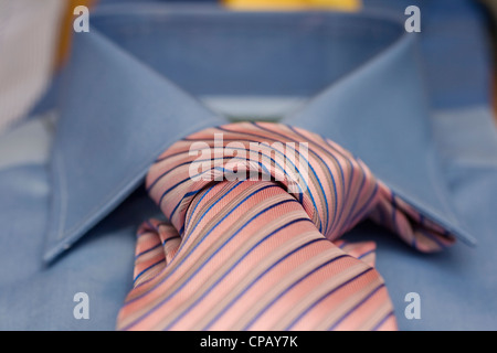Foto di strisce di cravatta sulla camicia Foto Stock