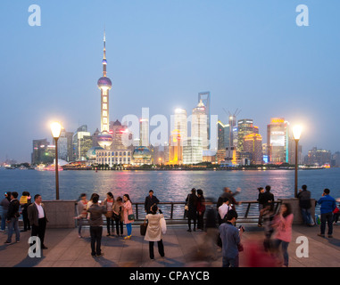 Vista serale dal Bund del paesaggio urbano del quartiere Pudong di Shanghai in Cina Foto Stock