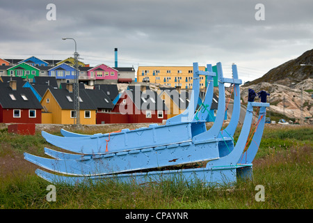 Sled Dog in estate case colorate a Ilulissat, Disko-Bay, West-Greenland, Groenlandia Foto Stock