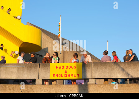 Persone sporgendoti balcone di BFI; Londra; Inghilterra Foto Stock
