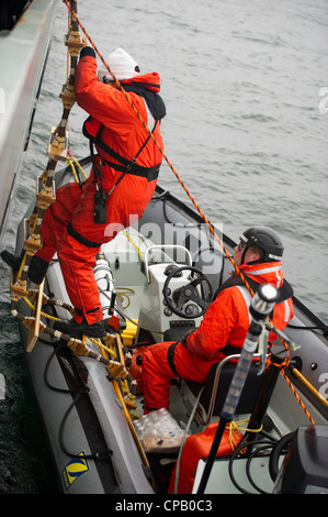 I marinai della Royal Canadian Navy, assegnati a HMCS Summerside (MM 711), salgono a bordo di una barca gonfiabile con scafo rigido mentre effettuano le contromisure delle mine durante l'esercizio Frontier Sentinel 2012 5 maggio 2012 al Seaoff Sydney, Nuova Scozia. L'esercitazione Sentinel di Frontier è un'esercitazione combinata di interagenzia che coinvolge l'Atlantico della forza di attività congiunta, la protezione della costa degli Stati Uniti e il comando delle forze della flotta della marina degli Stati Uniti. L'esercizio è destinato a continuare a sviluppare e convalidare i piani, i trattati e le procedure operative standard esistenti per una risposta bilaterale alle minacce alla sicurezza e alla difesa della patria marittima. Foto Stock