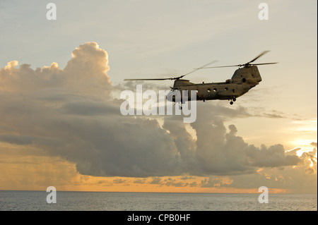 I piloti che volano su un cavaliere del mare CH-46E decolgono da USS Pearl Harbor qui 6 maggio. I piloti servono con Marine Medium Helicopter Squadron 268 (rinforzato), l'elemento di combattimento aereo per l'11 unità di spedizione marina. L'unità ha avviato USS Makin Island, USS New Orleans e USS Pearl Harbor a San Diego dal 14 al 27 novembre, iniziando un spiegamento di sette mesi nelle regioni del Pacifico occidentale, del Corno d'Africa e del Medio Oriente Foto Stock