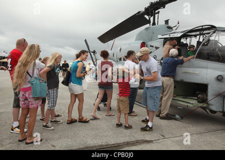 Migliaia di persone si riuniscono per l'ultimo giorno del Cherry Point Air Show 2012, 6 maggio, presso la Marine Corps Air Station Cherry Point, N.C. L'Air Show, che si svolge dal 4 al 6 maggio, è una celebrazione del patrimonio che circonda 100 anni di aviazione marina. Foto Stock