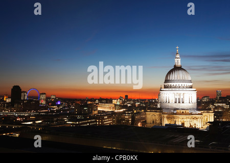 La Cattedrale di St Paul e London City al tramonto: Londra - Inghilterra Foto Stock