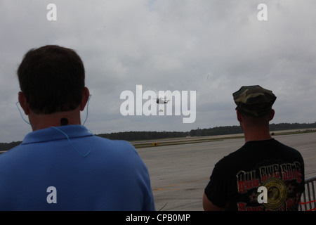 Migliaia di persone si riuniscono per l'ultimo giorno del Cherry Point Air Show 2012, 6 maggio, presso la Marine Corps Air Station Cherry Point, N.C. L'Air Show, che si svolge dal 4 al 6 maggio, è una celebrazione del patrimonio che circonda 100 anni di aviazione marina. Foto Stock